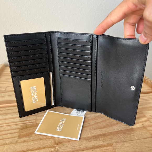 Michael Kors Wallet🎈🎈 - Picture 6 of 9